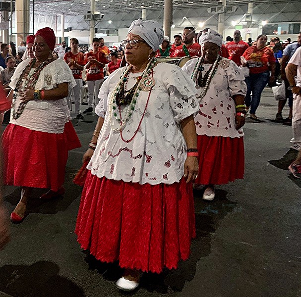 Mães de santo (mothers of the saint) arrive for the ceremony Se Meu Pai é Ogum (If My Father is Ogum), honouring the Orixá Ogum; Photo: Zainabu Jallo 2019.