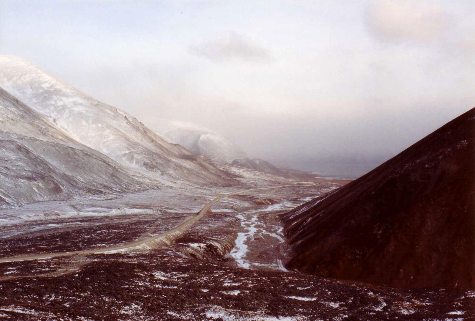 Fotografie von der gebirgigen Landschaft vor New Chaplino