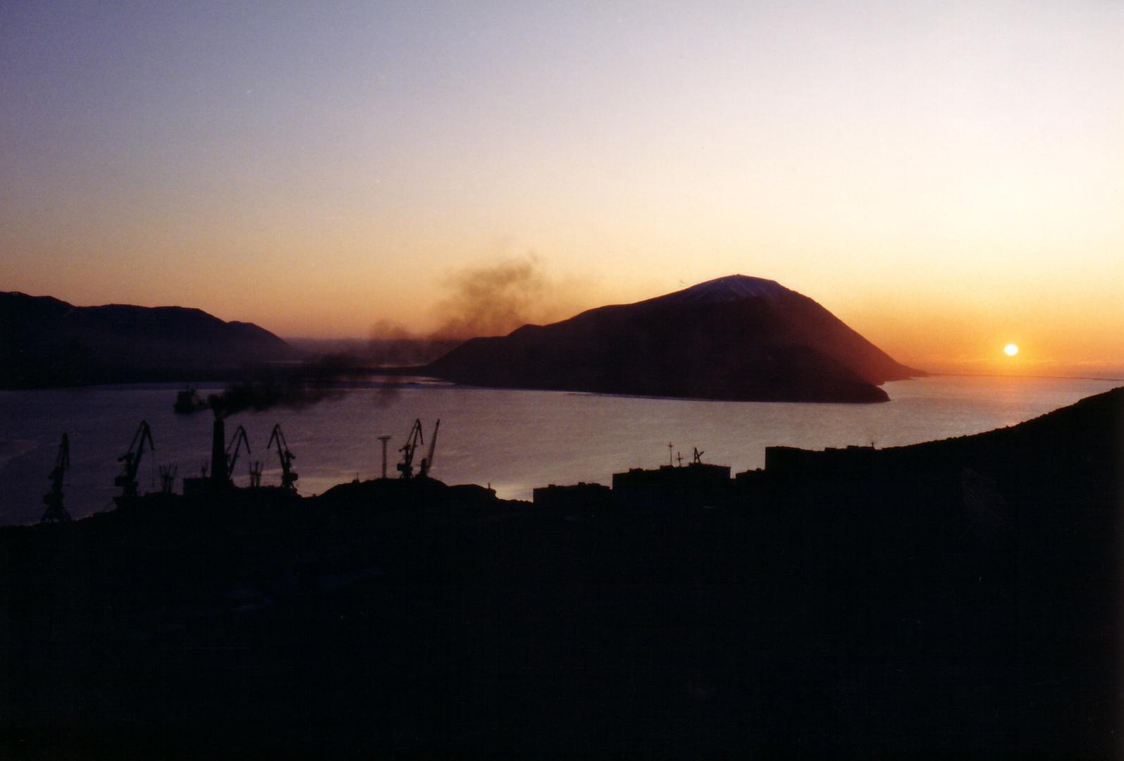 Fotografie vom Hafen in Provideniya Bay im Sonnenuntergang