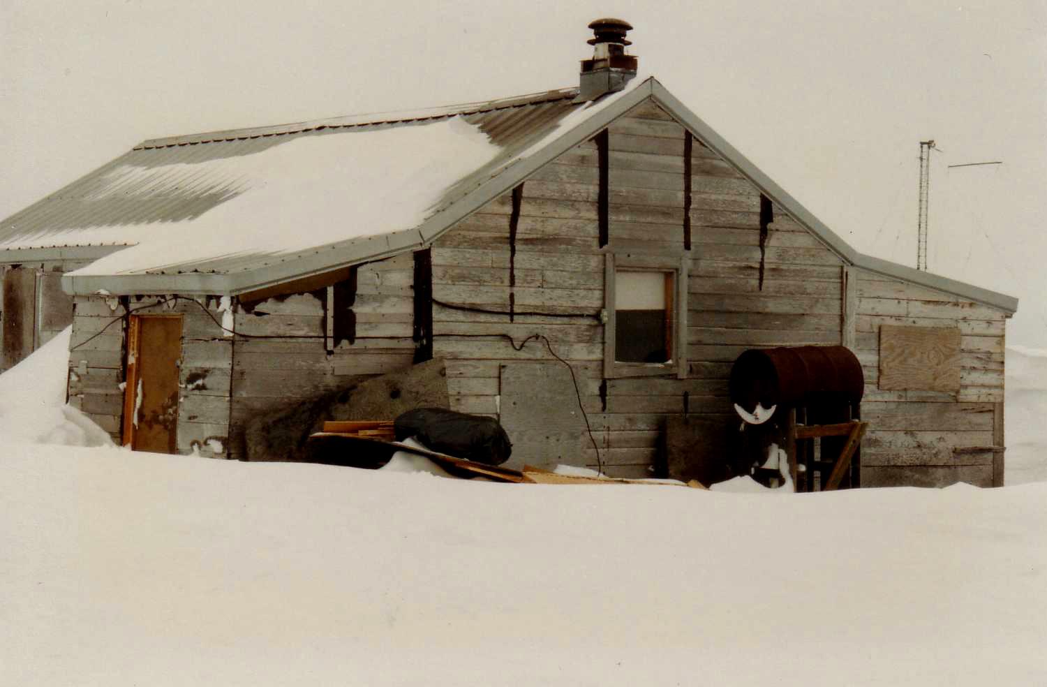 Fotografie einer einfachen Hütte in Gambell